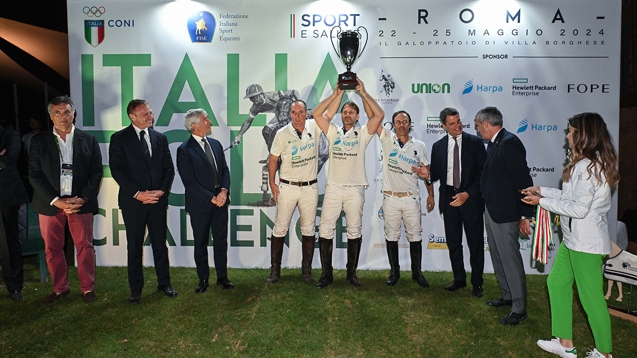 Italia Polo Challenge, a Piazza di Siena è un trionfo. Galoppatoio sold-out, i ministri premiano Harpa HPE: “Grande occasione per promuovere la disciplina”